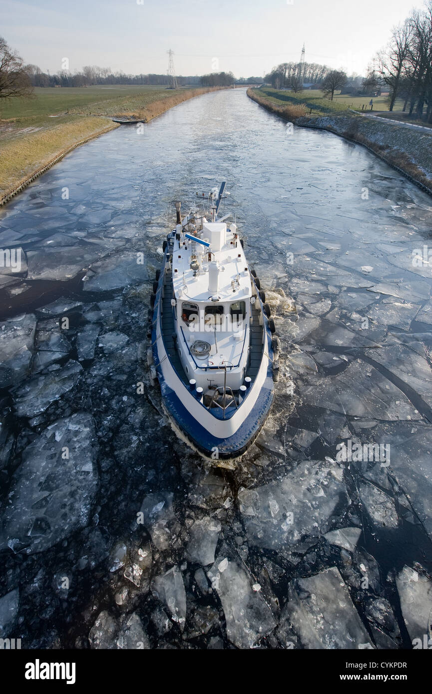 Rompehielos en canal holandés rompe el hielo en trozos Foto de stock