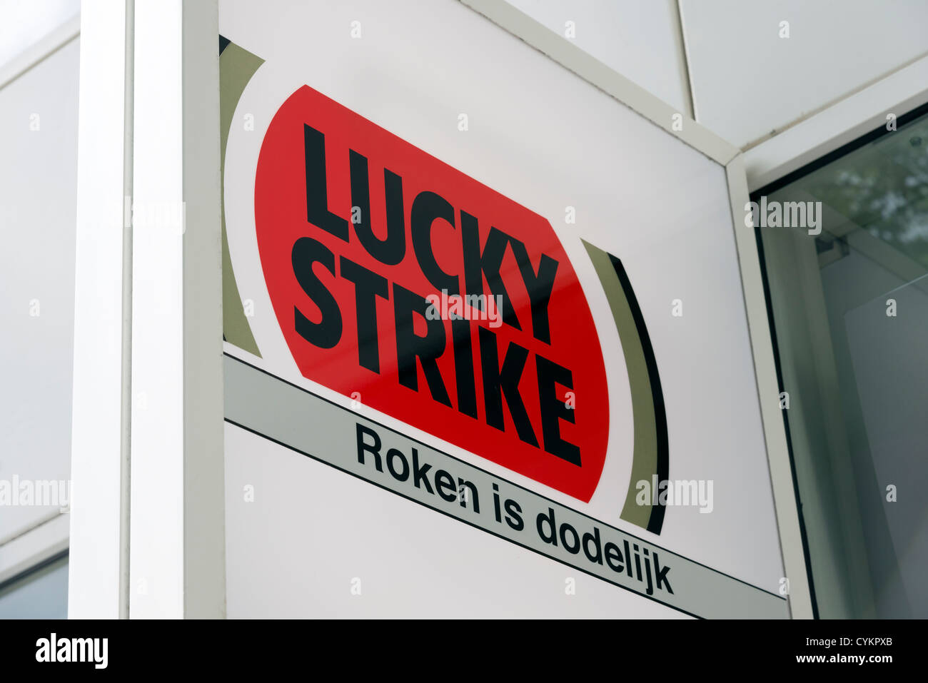 Una tienda de cigarrillos Lucky Strike holandés signo y anuncio en La Haya,  Países Bajos Fotografía de stock - Alamy