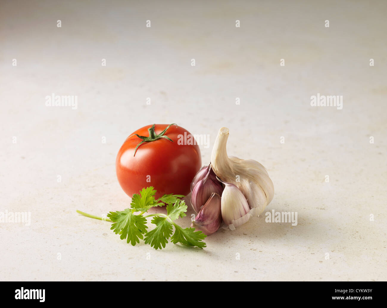 Cerca de tomate, el ajo y el perejil. Foto de stock