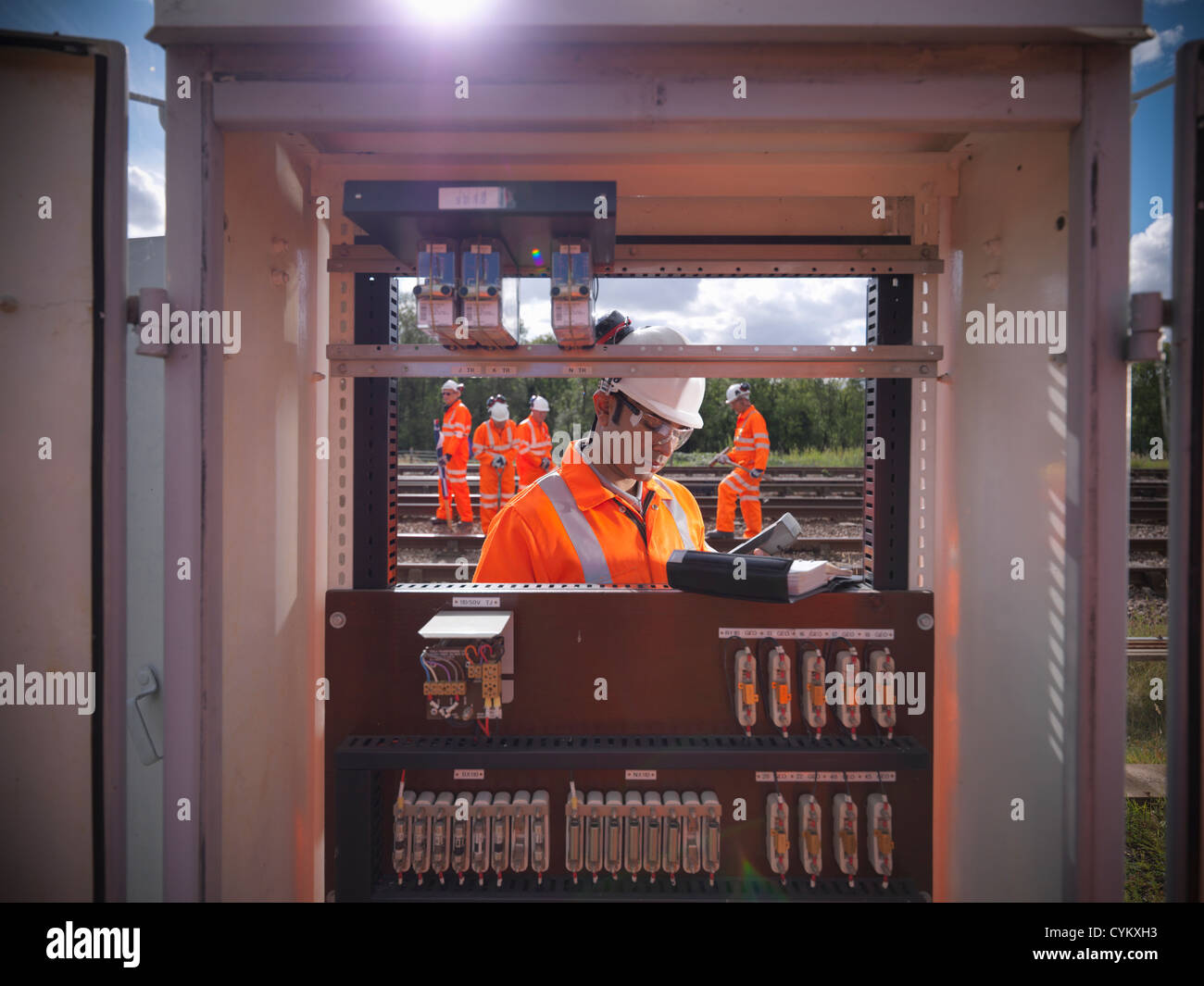 Trabajador ferroviario en la estación de señales Foto de stock