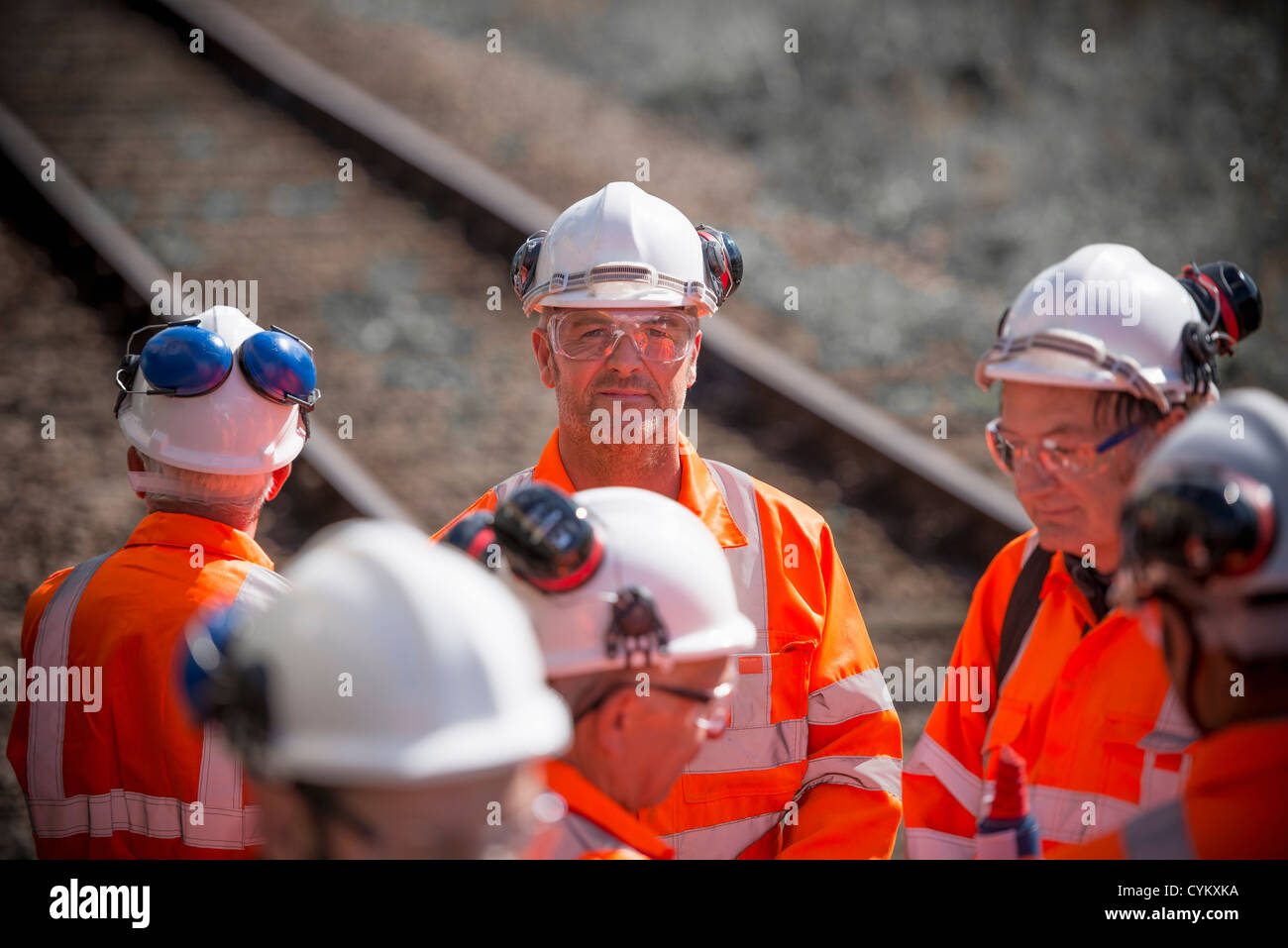 Los trabajadores ferroviarios hablando al aire libre Foto de stock