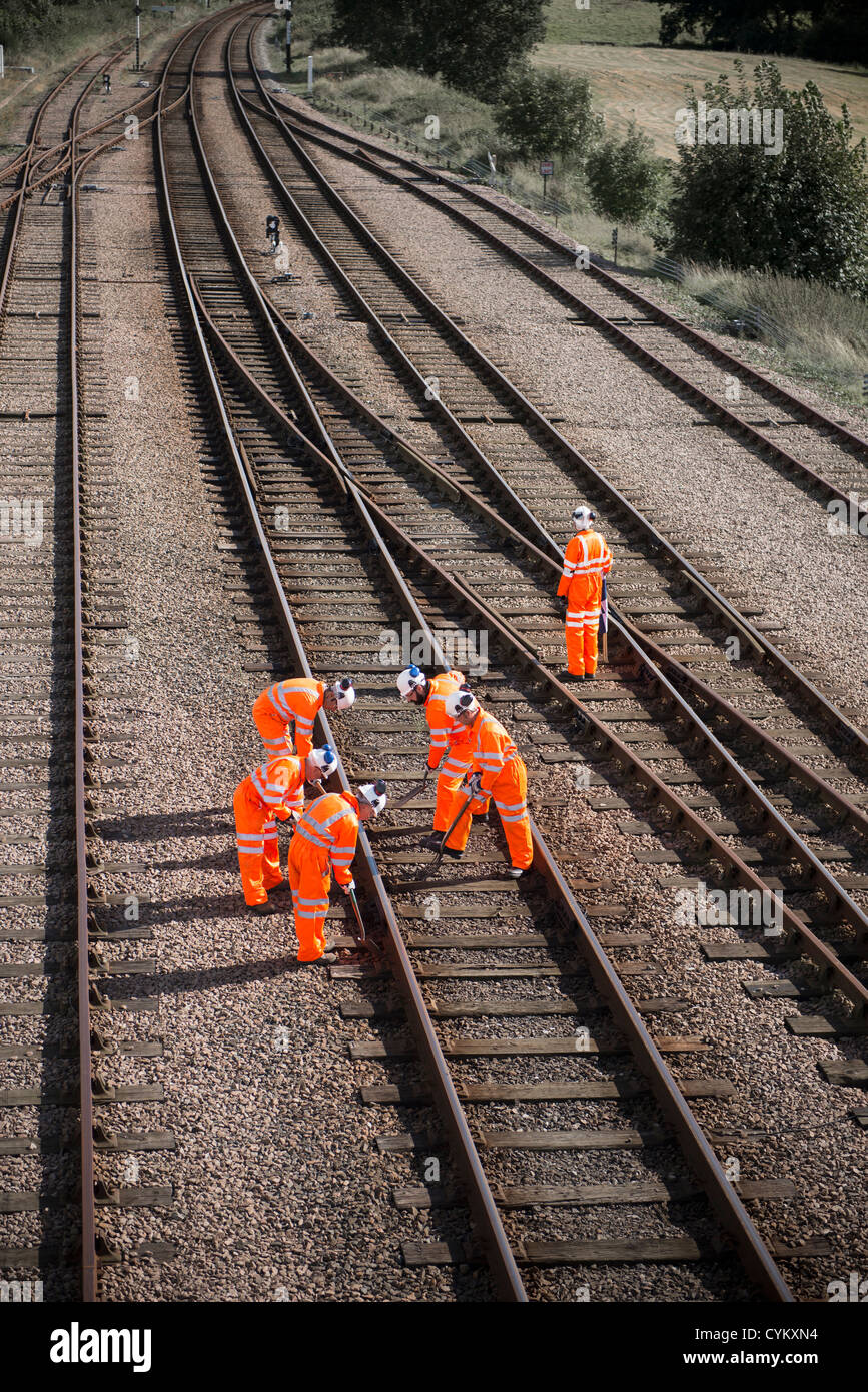 Los trabajadores ferroviarios examinar vías de tren Foto de stock