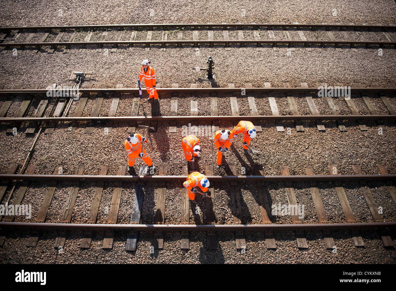 Los trabajadores ferroviarios examinar vías de tren Foto de stock