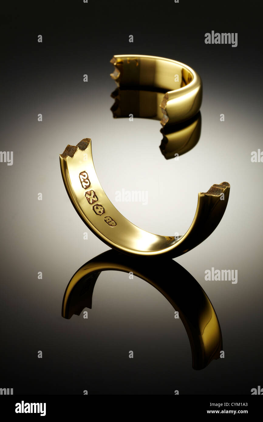Anillo de Bodas de Oro roto Fotografía de stock - Alamy