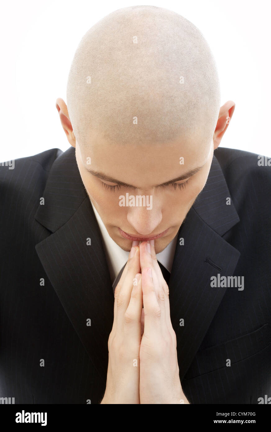 Retrato del hombre orante en traje negro sobre blanco Fotografía de
