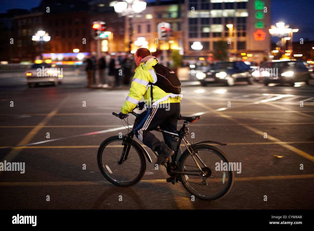 Hombre vestido con chaleco de alta visibilidad ciclismo Dublin City Centre república de Irlanda Foto de stock