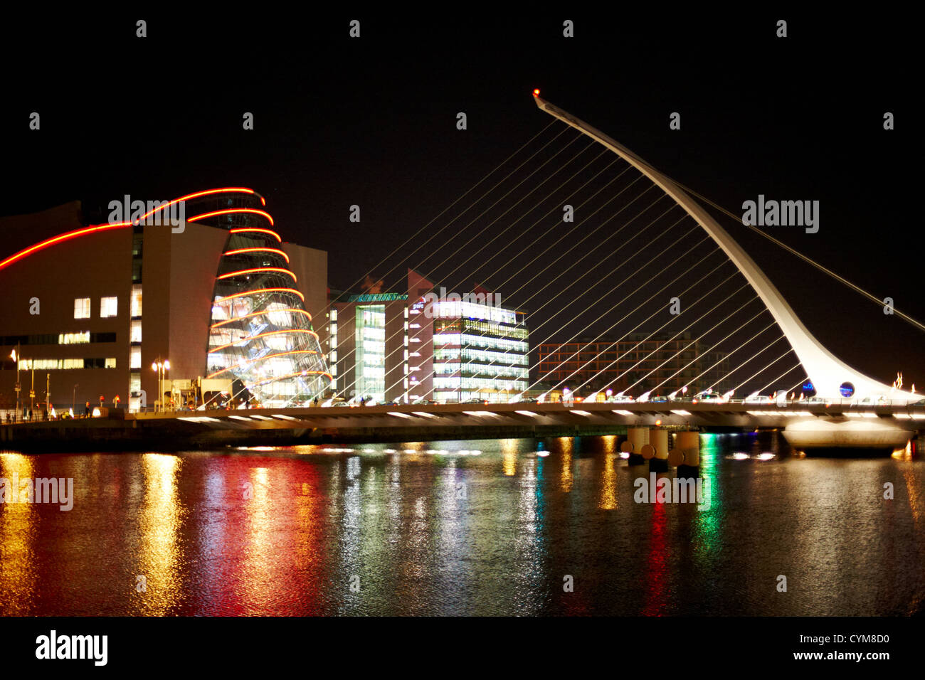 Vista de Samuel Beckett, puente sobre el río Liffey y el centro de convenciones de Dublín por la noche, Dublín, República de Irlanda Foto de stock