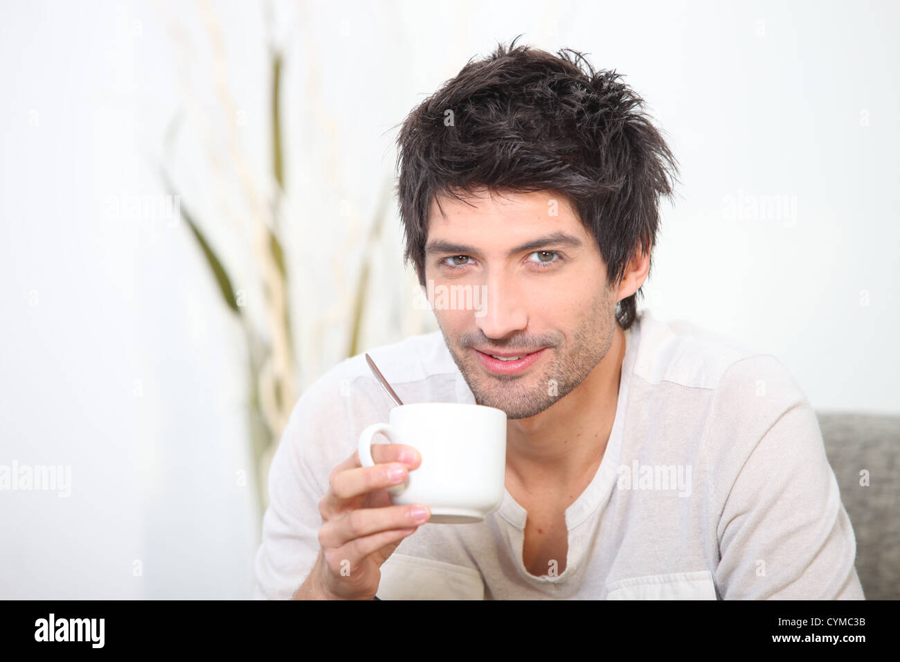 Hombre con una taza de café Foto de stock