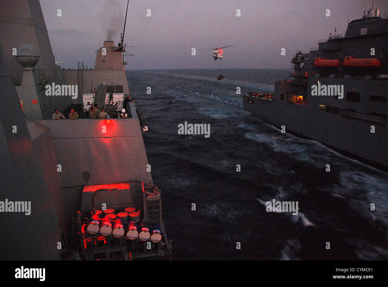 Dock buque anfibio de transporte USS Green Bay (LPD 20) participa en un curso de comando de Transporte Marítimo Militar de reabastecimiento de Lewis y Clark, clase y municiones de carga seca buque USNS Washington cámaras(T-AKE-11). Green Bay es parte de Peleliu Amphibio Foto de stock