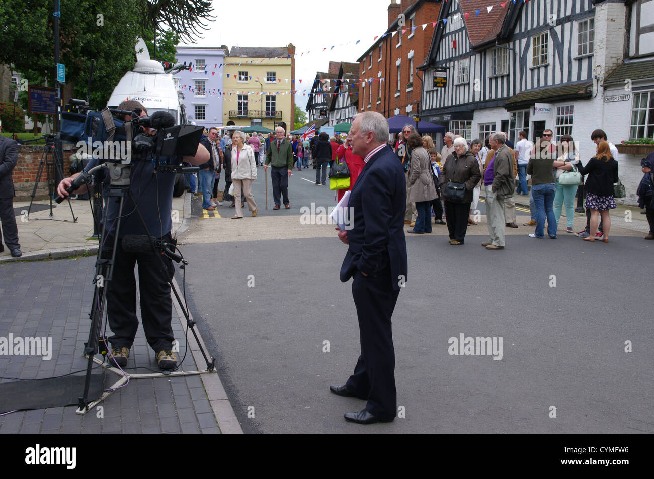 Nick Owen de BBC Midlands hoy hablando a cámara en Alcester, Warwickshire Foto de stock