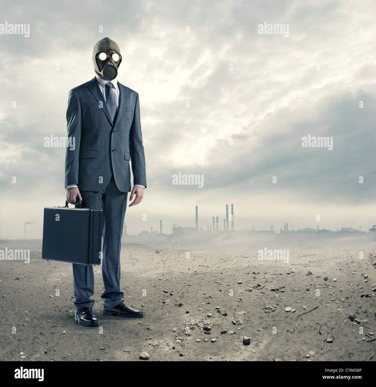 Concepto de contaminación: Retrato del empresario en una máscara de gas con maleta Foto de stock
