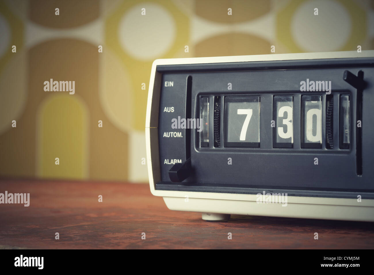 30+ Retro Radio Reloj Despertador En Mesa De Madera Fotografías de