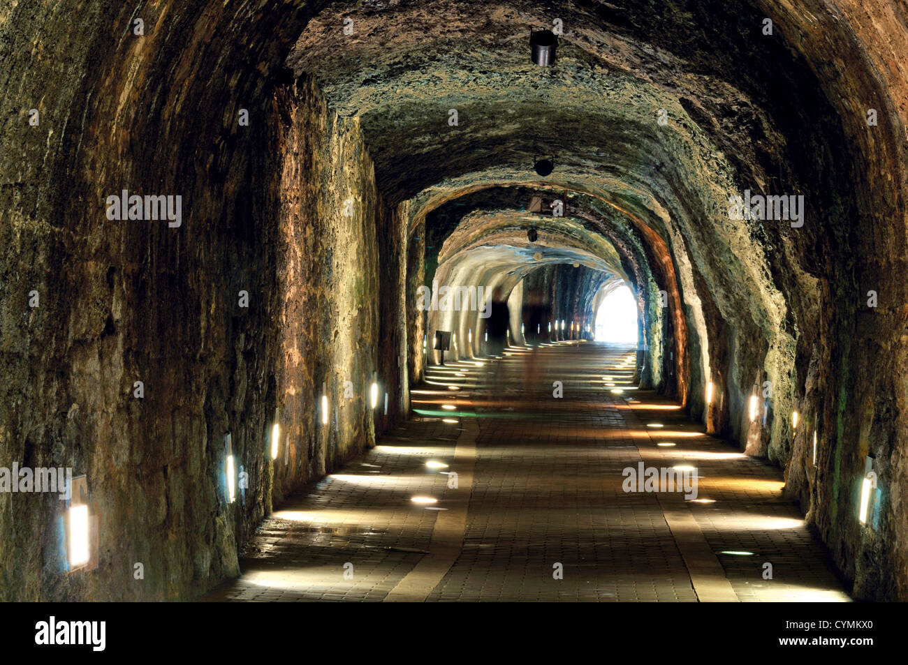 España, Cantabria gente caminando en el túnel de la Atalaya en Laredo