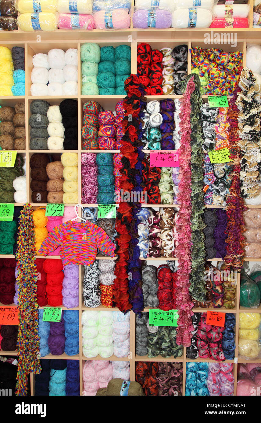 Bolas de colores de lana en los estantes Foto de stock