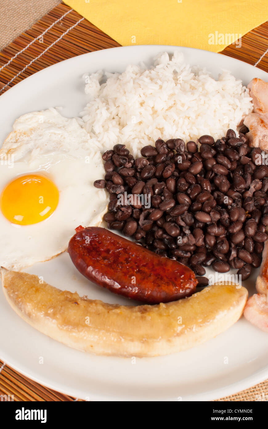 Bandeja paisa, un suculento almuerzo colombiano Fotografía de stock - Alamy