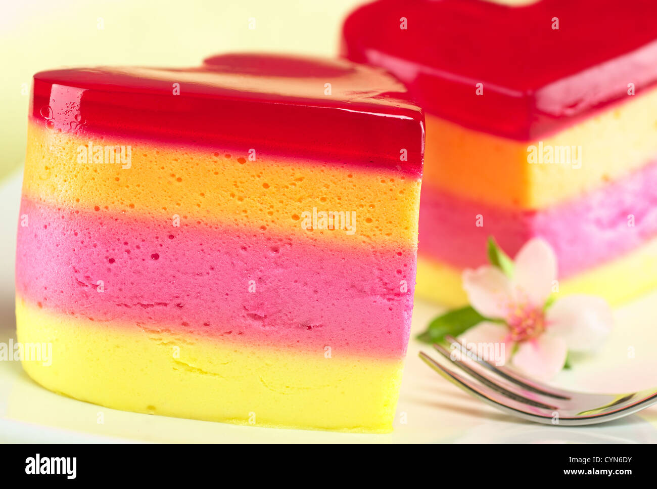 Colorido con forma de corazón peruano jelly-pudding llamado pasteles torta  helada con una flor de durazno y un tenedor en la placa Fotografía de stock  - Alamy