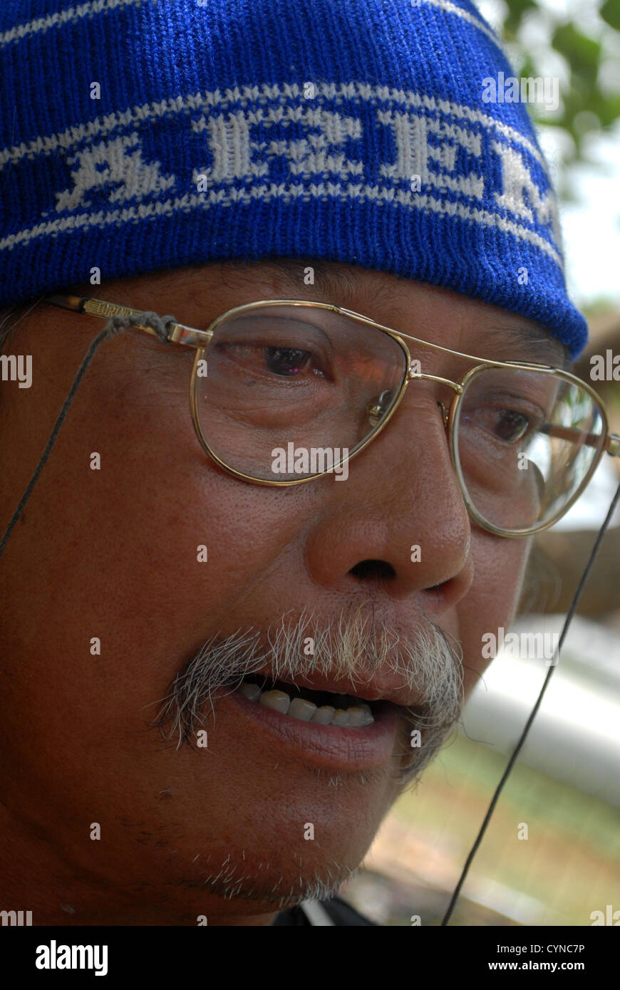 LAMONGAN, Java Oriental, Indonesia- exigió la JUSTICIA EN PIE. Indra Azwan (53) la búsqueda de la justicia en un rally a pie de Malang, Java Oriental, cuando llega a Yakarta en Lamongan, Java Oriental, el jueves (8/11). Indra Azwan reanudar la cuarta vez reclamado justicia en pie de Malang, Java Oriental Yakarta al tribunal estatal de unos 900 kilómetros para pedir justicia y exigir el nombramiento el Presidente de Indonesia, Susilo Bambang Yudhoyono, quien tomará medidas contra los policías impactador primogénito Rifki Andika (12) hace 1993. Se han realizado diversas acciones con la esperanza de su hijo obtiene castigado impactador. Además de Foto de stock