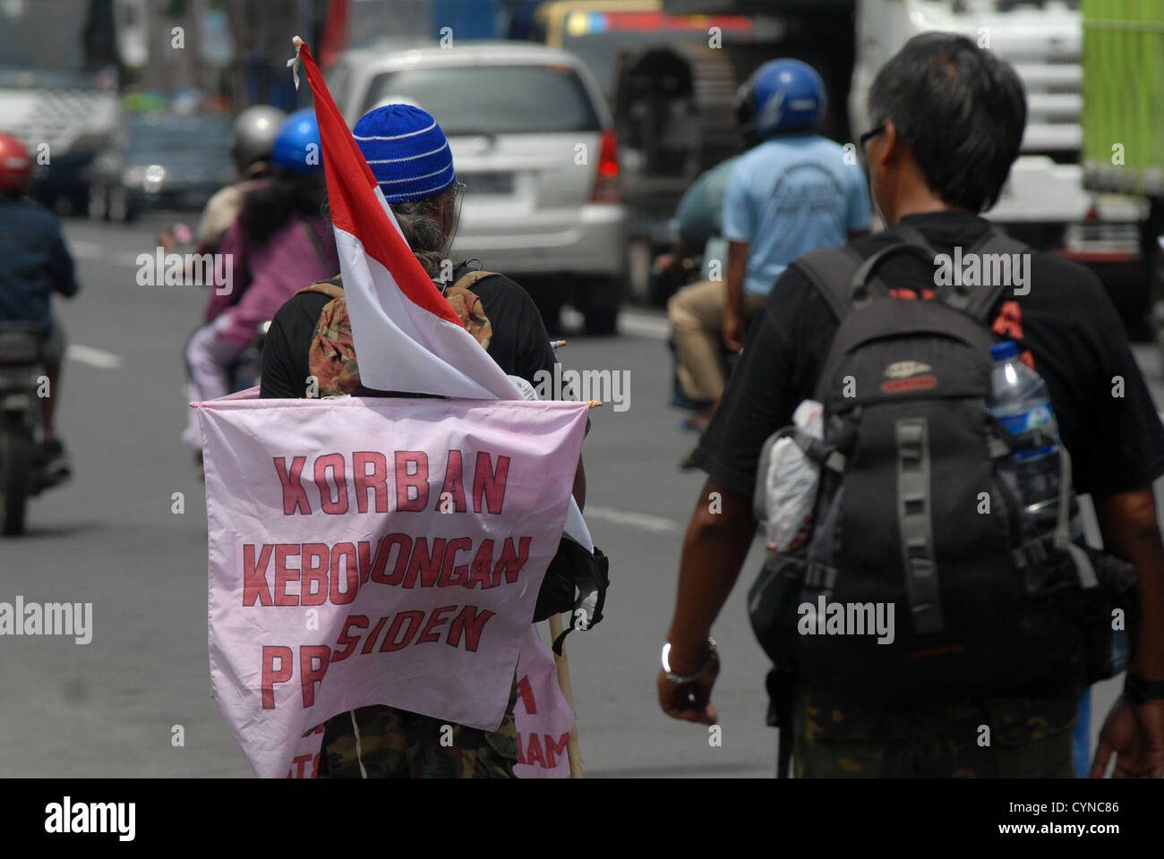 LAMONGAN, Java Oriental, Indonesia- exigió la JUSTICIA EN PIE. Indra Azwan (53) la búsqueda de la justicia en un rally a pie de Malang, Java Oriental, cuando llega a Yakarta en Lamongan, Java Oriental, el jueves (8/11). Indra Azwan reanudar la cuarta vez reclamado justicia en pie de Malang, Java Oriental Yakarta al tribunal estatal de unos 900 kilómetros para pedir justicia y exigir el nombramiento el Presidente de Indonesia, Susilo Bambang Yudhoyono, quien tomará medidas contra los policías impactador primogénito Rifki Andika (12) hace 1993. Se han realizado diversas acciones con la esperanza de su hijo obtiene castigado impactador. Además de Foto de stock