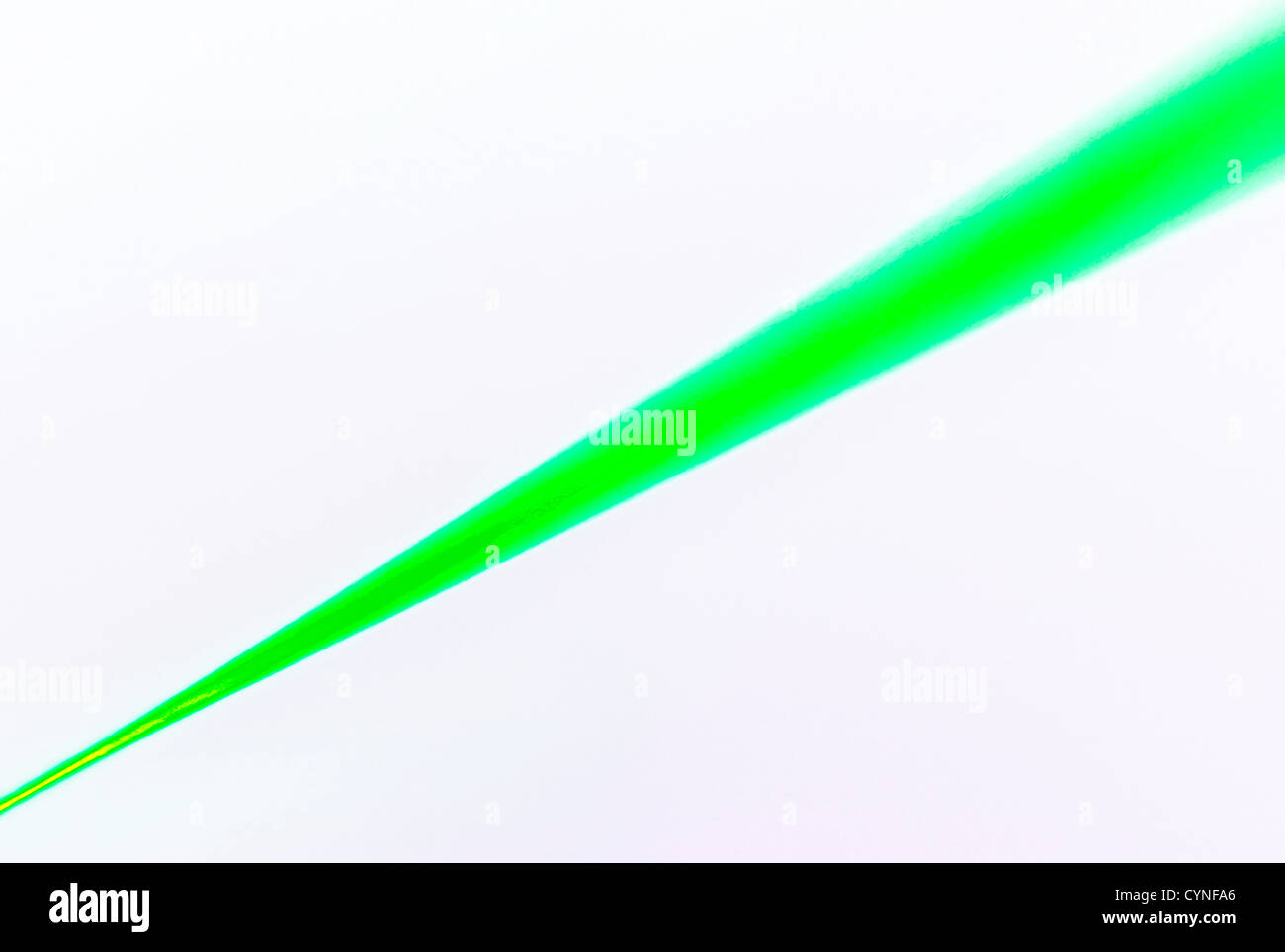 Láser verde brillante rayo de una mano el dispositivo de puntero láser  Fotografía de stock - Alamy