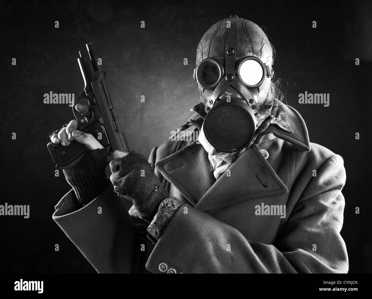 Man in gas mask Imágenes de stock en blanco y negro - Alamy