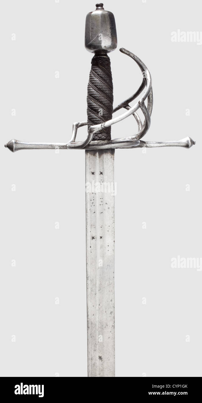 Una espada de campaña del norte de Italia, alrededor de 1600. Hoja pesada,  de un solo filo con punta de doble filo y doble ala en ambos lados. Marcas  en forma de