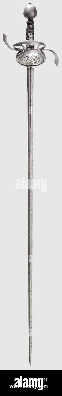 Una Espada Ropera de Taza alemana, circa 1740 de doble filo de cuchilla  cabalgamientos aplanado sección hexagonal ornamentales y grabado en ambos  lados de la base. Plancha cinceladas hilt, la copa levantada