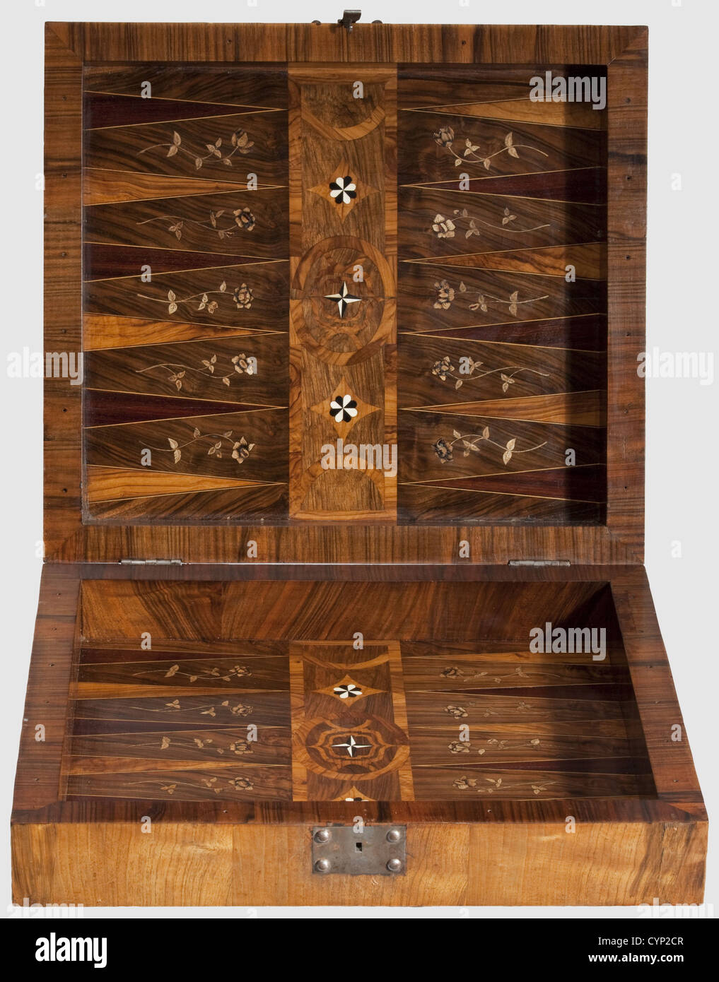 Un tablero de juegos barroco, alemán del sur, principios del siglo 18. Caja  plegable de madera con suntuosa marquetería de nogal y madera de frutos,  así como incrustaciones de hueso y cuerno.