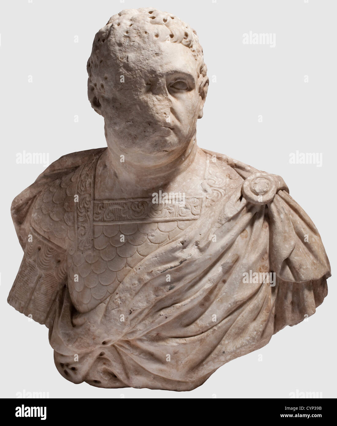 Un busto de mármol grande de Aulo Vitellio, de estilo romano, período barroco.retratado en la típica postura de cara izquierda de la cabeza,con armadura de escala y tirado sobre el manto.el lado derecho de la cara destruida.altura 78 cm,ancho 78 cm.Aulo Vitellio fue coronado emperador romano en abril de 69 A.D,el llamado año de los cuatro Emperadores, el 20 de diciembre de ese año ya fue expuesto públicamente en las escaleras Gemonias por Marcus Antonius Primus, quien lo hizo torturado hasta la muerte, arrastrado a través de Roma en un gancho y tirado al Tiber.el biógrafo Sueton, Derechos adicionales-Clearences-no disponible Foto de stock