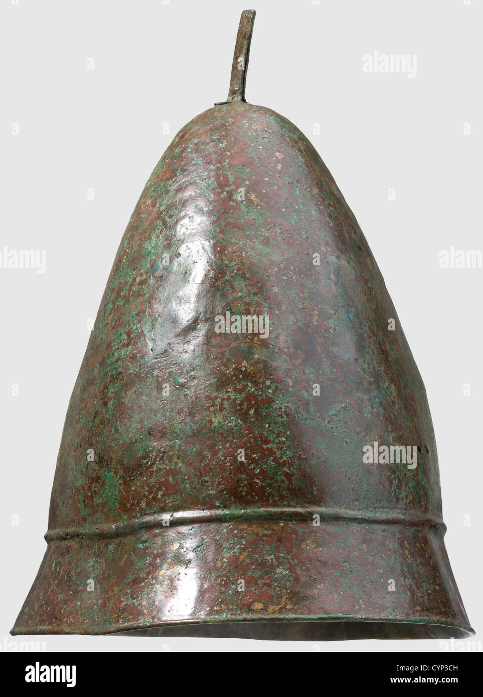 Un casco de bronce de Pilos, siglo IV a.C. Alto, cráneo ligeramente abultado, el borde claramente compensado por un bulto. Pares de agujeros en los lados para fijar las raya. Soporte de pluma remachado en el ápice de la corona aplanada. Altura 29.5 cm. Pátina de color marrón rojizo a verde, ligeramente deformada. El interior se estabilizó con fibra de vidrio y resina. Restauraciones por todas partes en el cráneo. Colección Axel Guttmann (AG 164), histórico, histórico, mundo antiguo, mundo antiguo, tiempos antiguos, objetos, alambiques, recorte, recorte, recorte, recortes, Derechos adicionales-Clearencias-no disponible Foto de stock