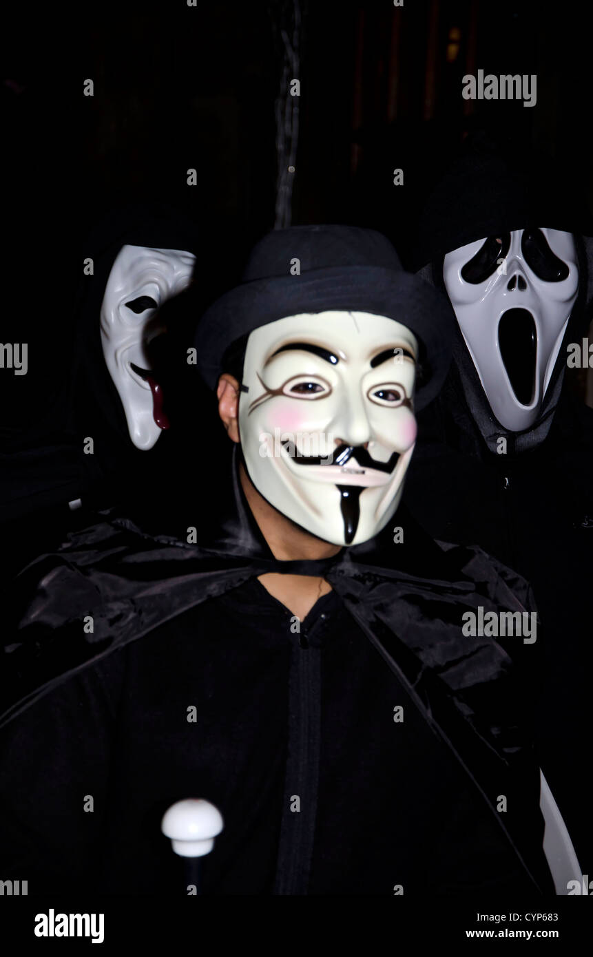 Los hombres en máscaras de miedo en la noche de Halloween en Edimburgo,  Escocia Fotografía de stock - Alamy