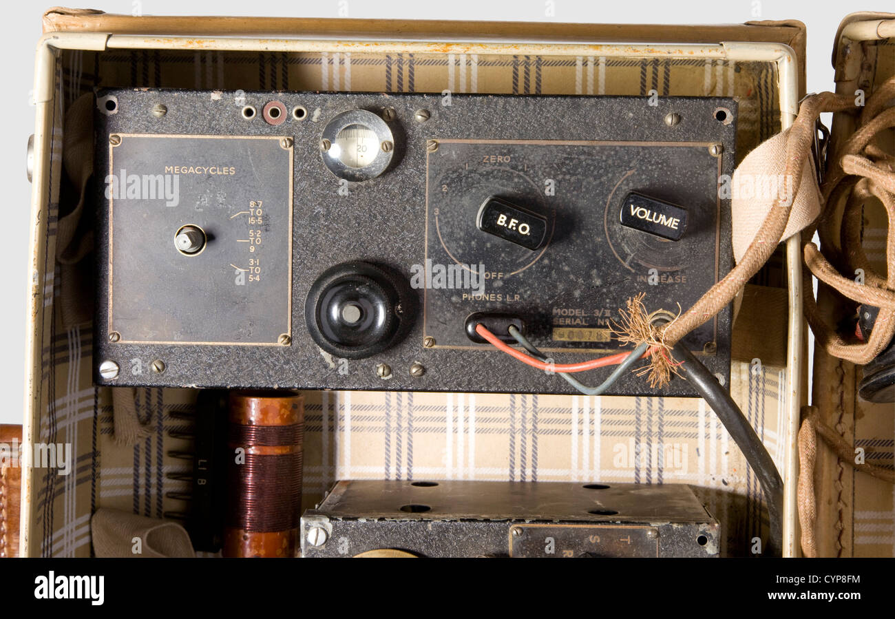 Una radio 3 MKII('B2')del Ejecutivo de operación Especial Británico(SOE),  de la Segunda Guerra Mundial. Consta de dos componentes: El emisor(1944)y  el receptor(Modelo 3/II,falta un mando). La llave Morse miniatura estaba  probablemente en