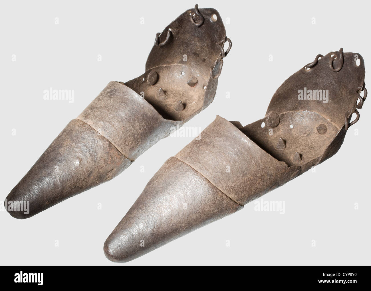 Estado tímido Hospitalidad Un par de zapatos de tortura, alemán, siglo 16/17, zapatos de hierro  forjado de varios pedazos de hierro remachado hoja. Las secciones del talón  con cuatro anillos, a través de los cuales