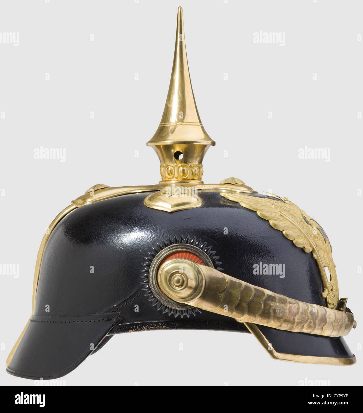 Un casco para oficiales de reserva, de línea Dragoon Regiments con  accesorios amarillos, en el estilo de desgaste de 1897 con ambas  berberberas. Cuerpo de cuero, águila dorada con cruz reservista de