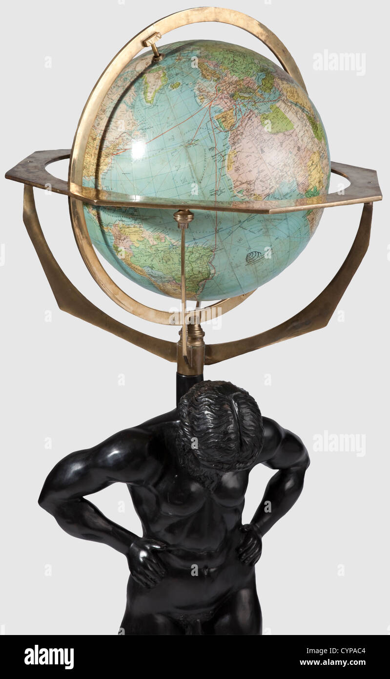 Hermann Göring - una escultura del Atlas con el globo de la sala 'Rominten' en Carinhall, la figura del Atlas de bronce ennegrecido, sin firmar, altura 66 cm.el cuello con un tornillo de montaje de latón para el globo, la parte inferior con un escudo grabado de Hermann Göring y el número grabado 'Waldhof-Carinhall - Sala: Rominten - Reg.no.: 4/26-038'(transl.).'Adler World Globe' 1941 con 110 cm de circunferencia y 35 cm de diámetro.Hesse & Becker Verlag,Leipzig.altura total 133 cm.Göring recibió varias personas de alto rango en su finca Carinhall.in,Derechos adicionales-Clearences-no disponible Foto de stock