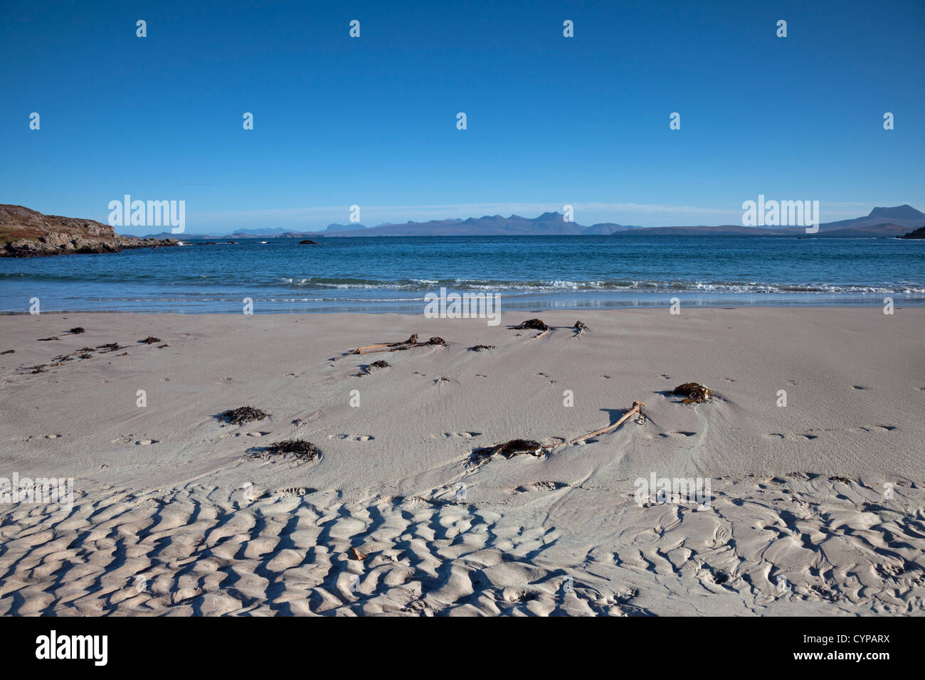 La playa en camas a' Charaig cerca de Mellon Udrigle y las vistas de la Bahía de Gruinard, la costa noroeste de Escocia UK Foto de stock