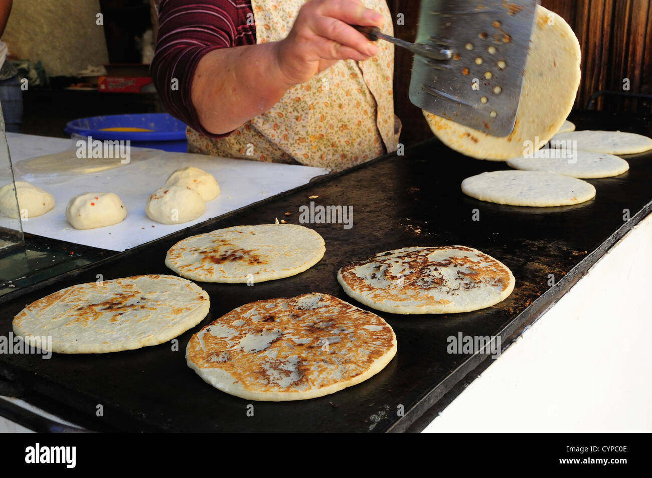 Cocinar tortillas en la plancha fotografías e imágenes de alta resolución -  Alamy