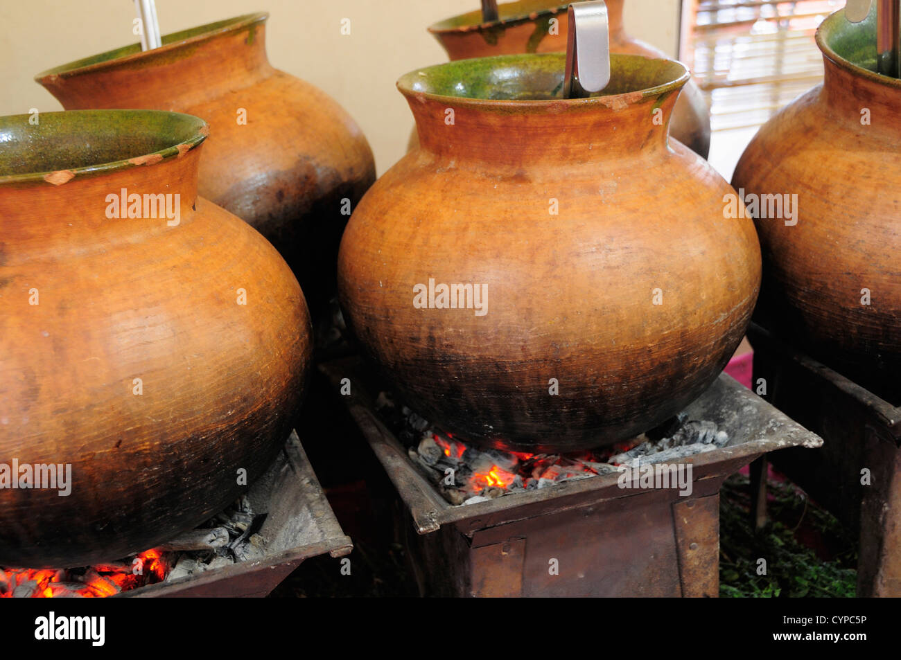 Cocina exterior con muchas grandes calderos sin gente y con tanques de gas  Fotografía de stock - Alamy