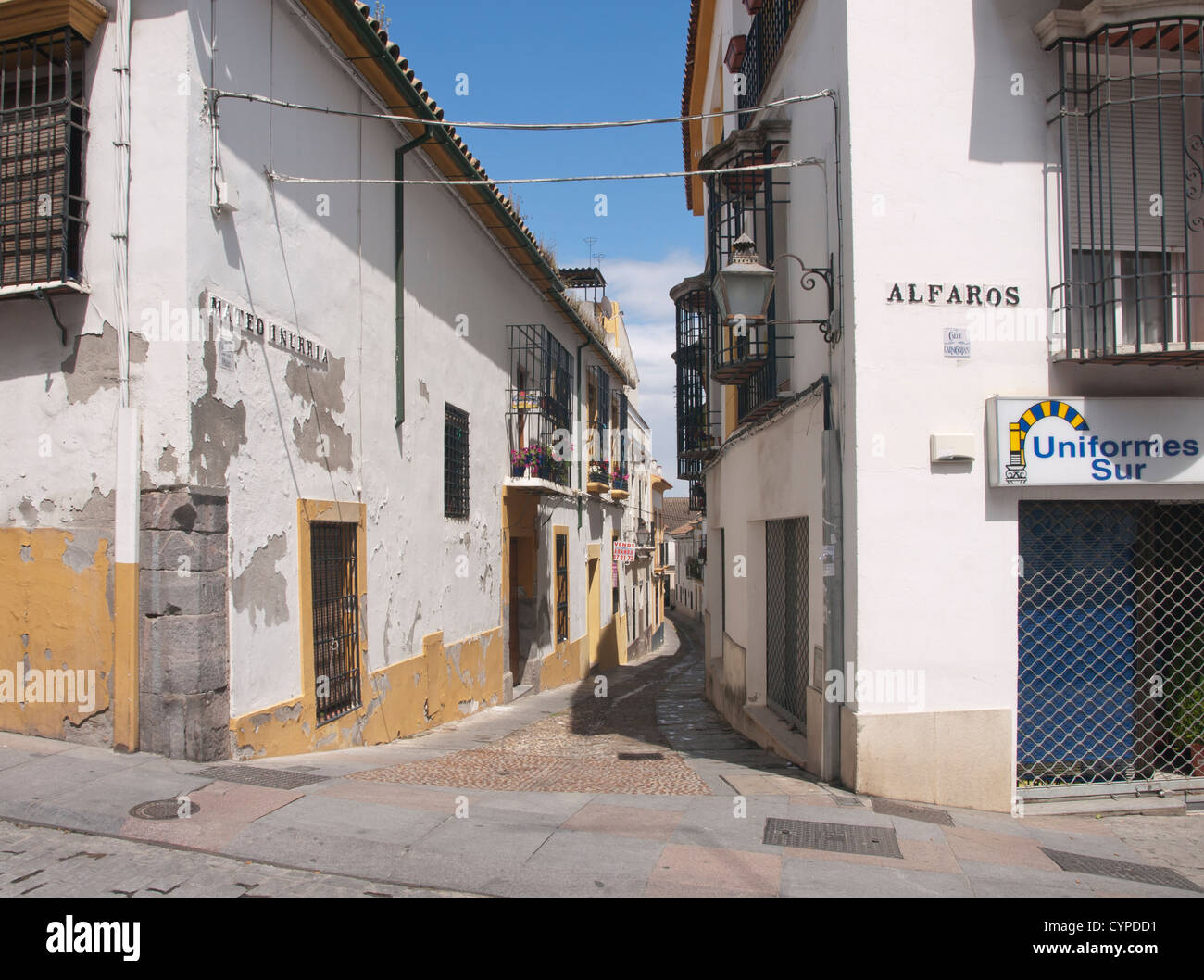 Esquina de la calle vieja en Córdoba Andalucía España con calles estrechas  y arquitectura tradicional Fotografía de stock - Alamy