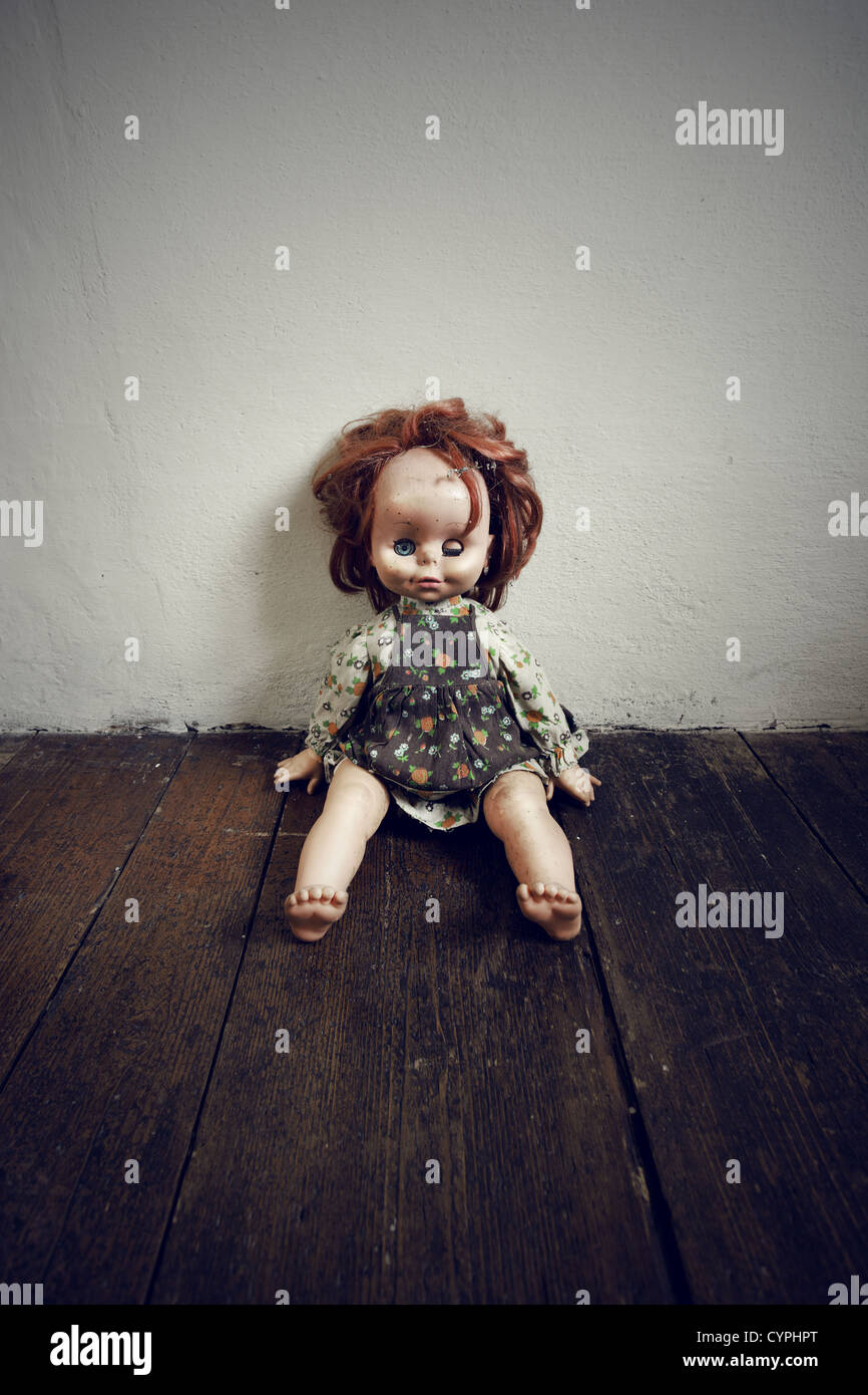 Creepy Vintage Doll en piso de madera Foto de stock