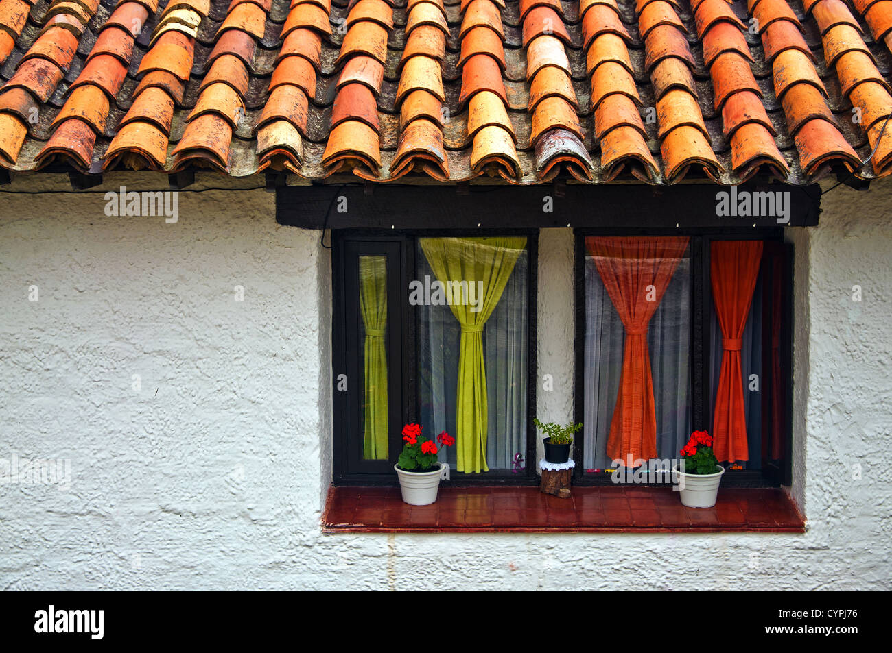 Una ventana con un estilo colonial con paredes coloridas cortinas  Fotografía de stock - Alamy