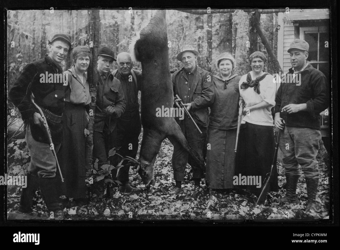 Grupo de cazadores y a sus esposas con un ciervo, 1918 Foto de stock