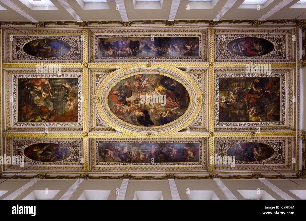 El interior / interior de la Banqueting House, Whitehall, con techos pintados por el pintor Pedro Pablo Rubens. Londres, Reino Unido. Foto de stock