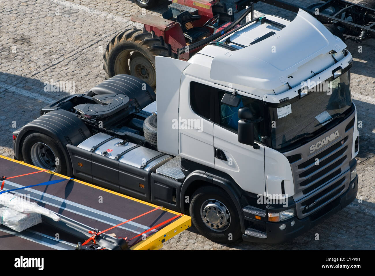 Un nuevo camión Scania R420 cabina espera exportar en el Dockside. Foto de stock