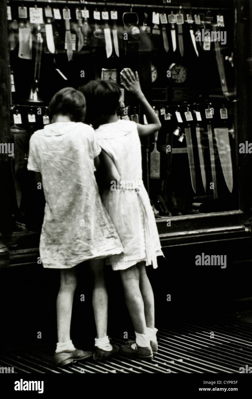 Dos niñas mirando en el Escaparate, circa 1940 Foto de stock
