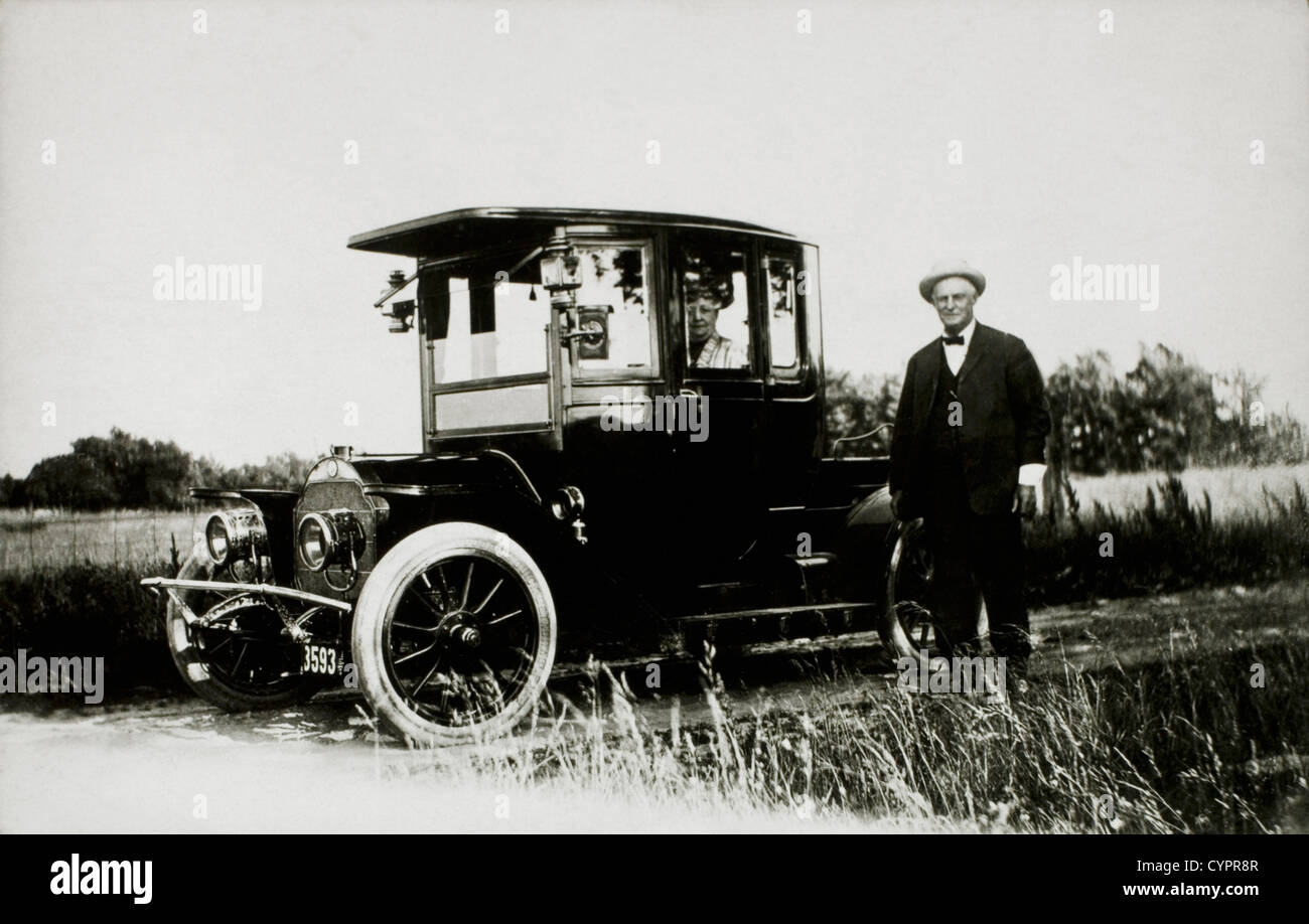 Pareja con automóvil Stearn, USA, 1911 Foto de stock