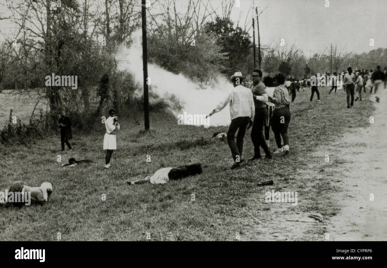 Los derechos civiles manifestantes Dispersión de Policía después de lanzar bombas de humo, Camden, Alabama, EE.UU., 31 de marzo de 1965 Foto de stock