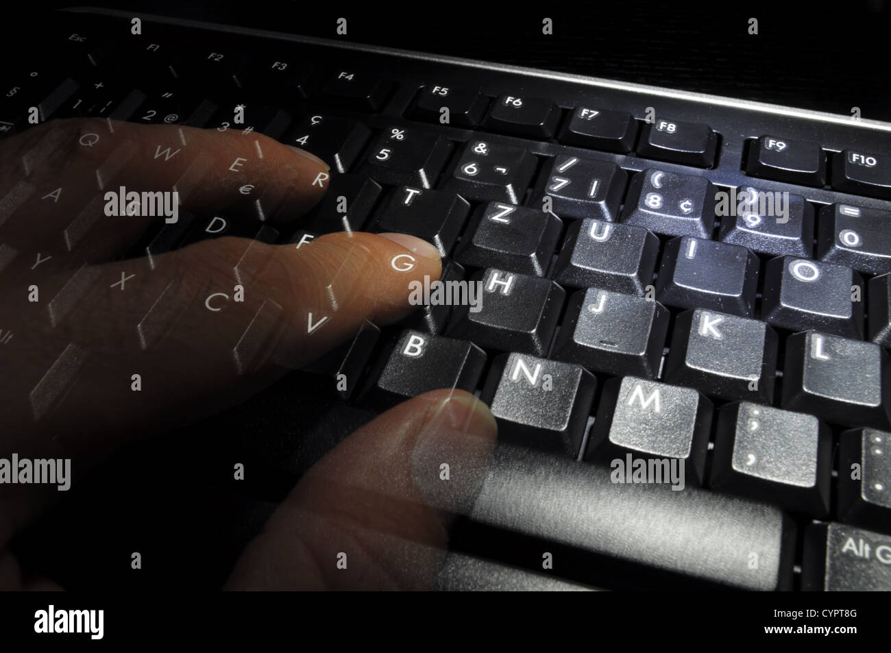 Teclado de ordenador con dedos fantasma en la noche Fotografía de stock -  Alamy