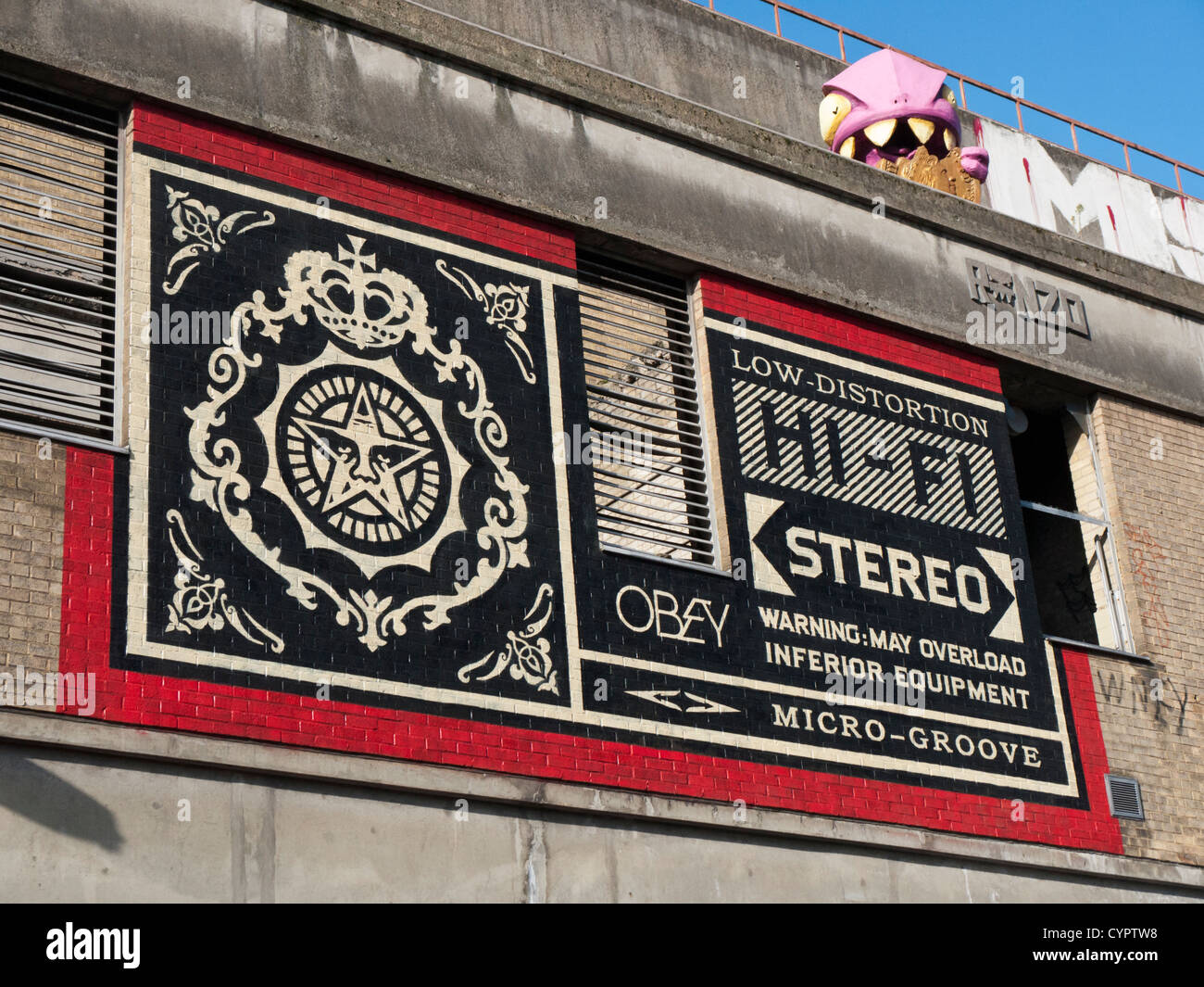 Arte de la calle por el artista Shepard Fairey producidos antes de su exposición en East London Foto de stock