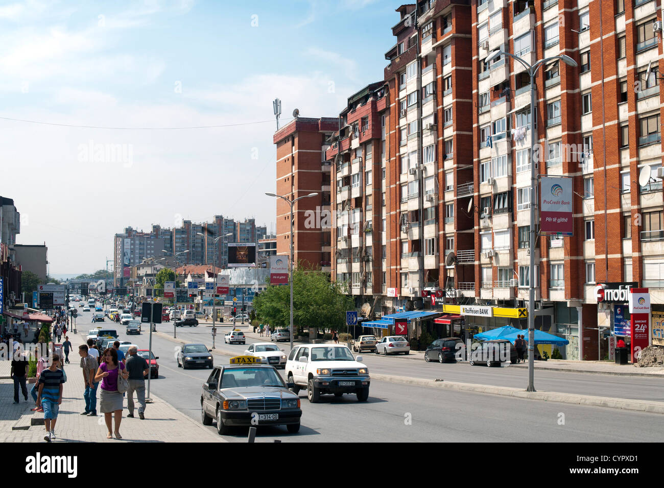 Bill Clinton Boulevard en Pristina, la capital de la República de Kosovo. Foto de stock