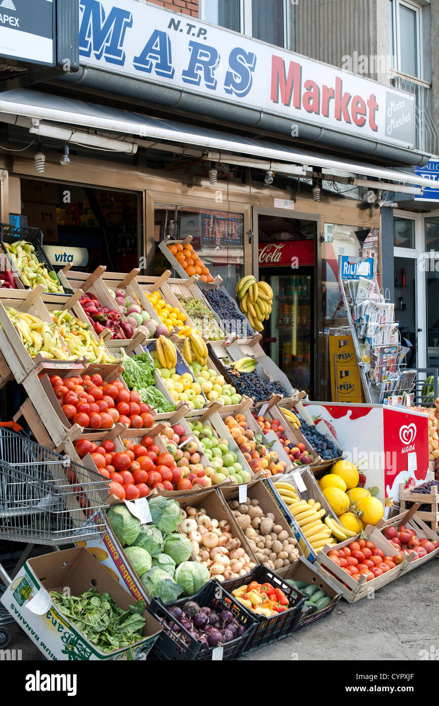 Frutas y verduras para la venta en Pristina, la capital de la República de Kosovo. Foto de stock